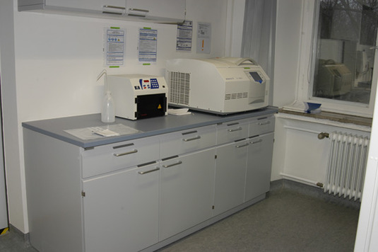 Crosslinker (li) und Plattenzentrifuge (re) im Labor zur Probenaufbereitung